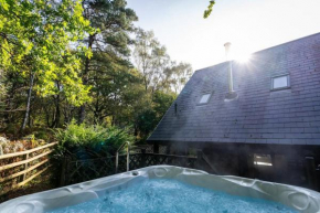 Dimmingsdale, woodland lodge with hot tub for 8